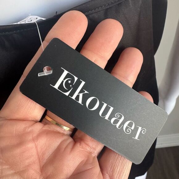 V-Neckline Silky Black Camisole With Adjustable Straps - Picture 4 of 5